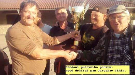 předání poháru mezi vítězi.jpg